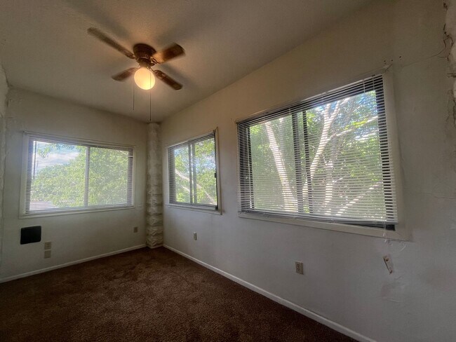 Building Photo - 469 Herschel St