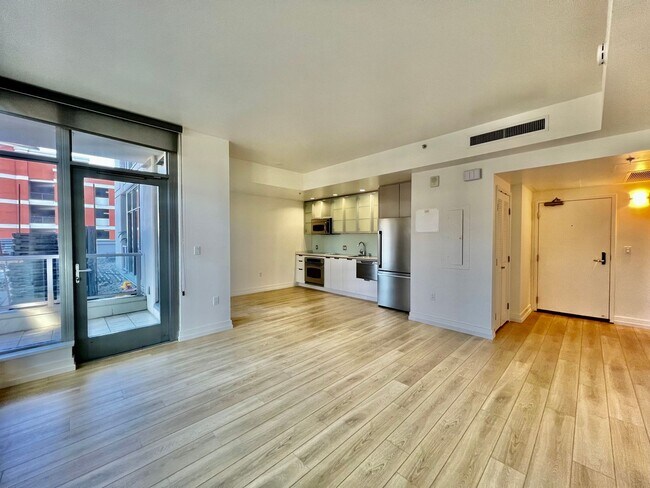 Building Photo - Beautiful upgraded condo Downtown w/ Washe...