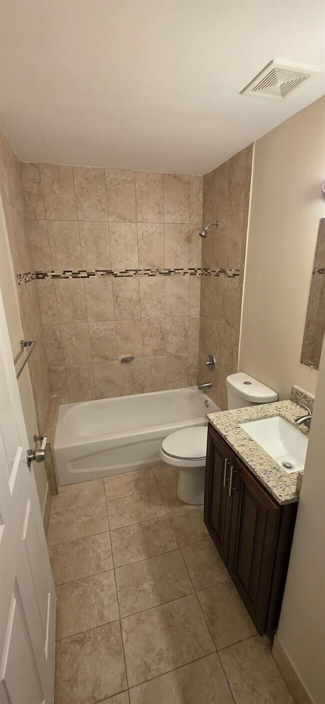 Building Photo - 1940 NW 4th Ct