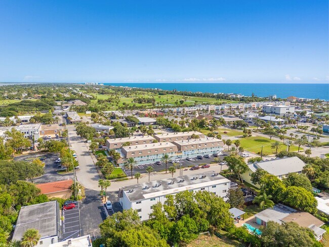 Building Photo - Centrally Located Beachside Condo in Ormond