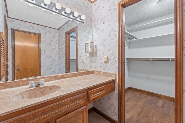 Building Photo - 709 Show Low Ct