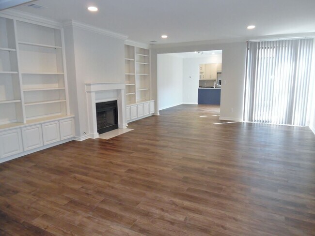 Building Photo - Wonderfully Remodeled Duplex Near River Cr...