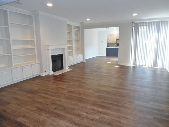 Building Photo - Wonderfully Remodeled Duplex Near River Crest Country Club!