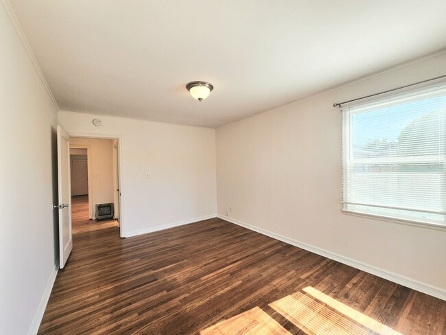 Building Photo - 2 bedroom duplex home