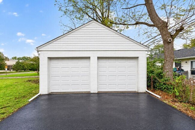 Building Photo - 176 Robinwood Ave
