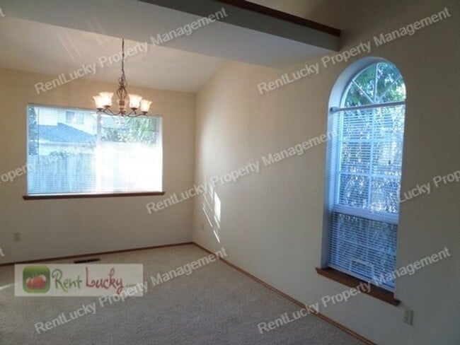 Building Photo - Beautiful 3-Bedroom Home in Sought-After F...