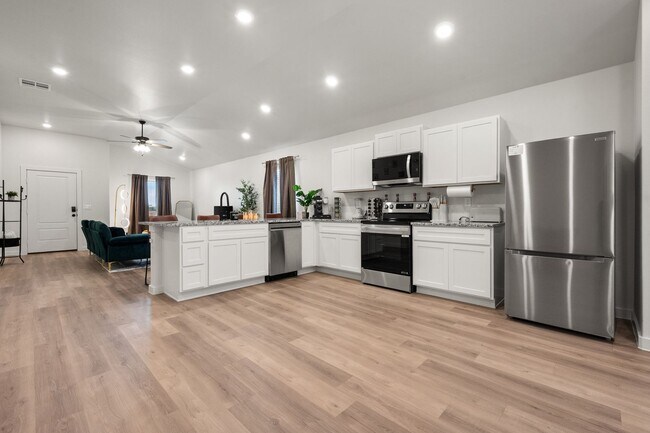 Building Photo - Modern 3BR Retreat Near TTU | Stylish Fully Furnished Home with Spacious Backyard