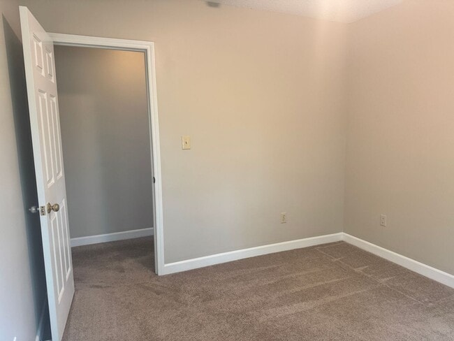 Building Photo - 744 Crescent Dr