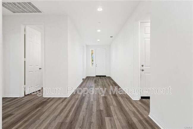 Building Photo - 2112 Saratoga Dr