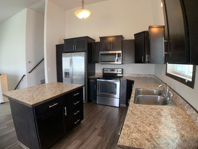 Building Photo - 3 Bed 3 Bath Single Family Home