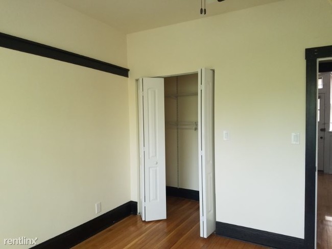 Building Photo - 1453 W Cornelia Ave