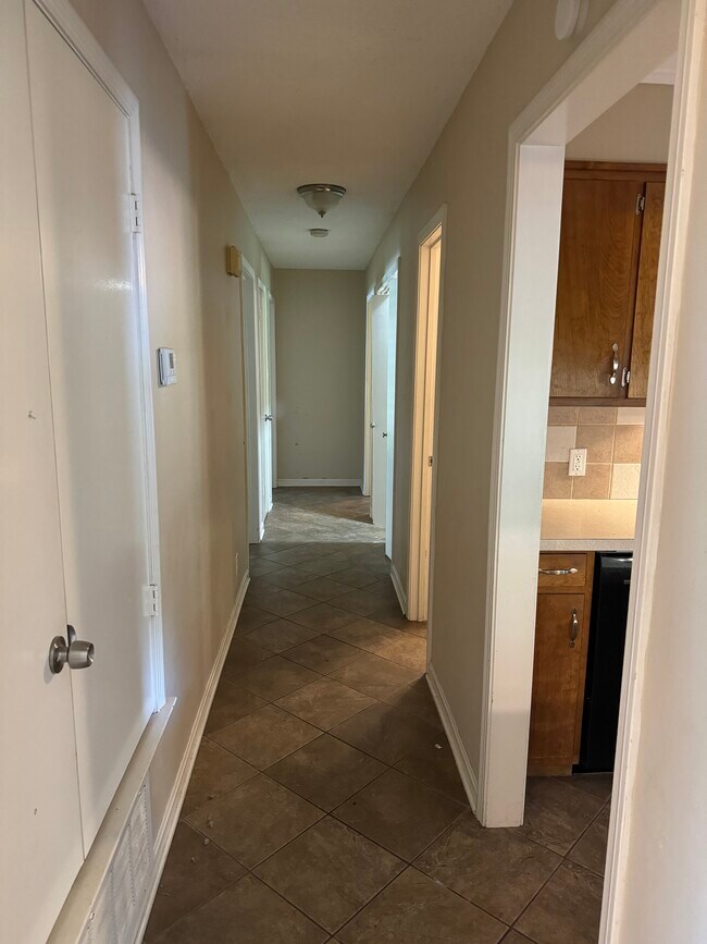 Building Photo - 3000 Mona Dr