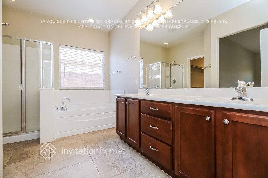 Building Photo - 4823 S Grenoble