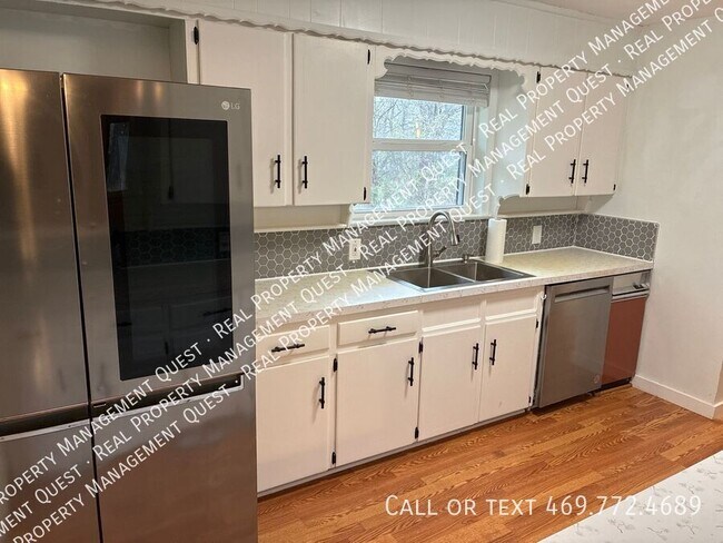 Building Photo - 1001 Crestview Dr