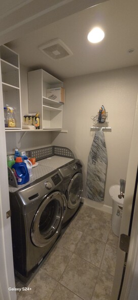 Laundry (Washer and Dryer included) - 2229 Gibbons St