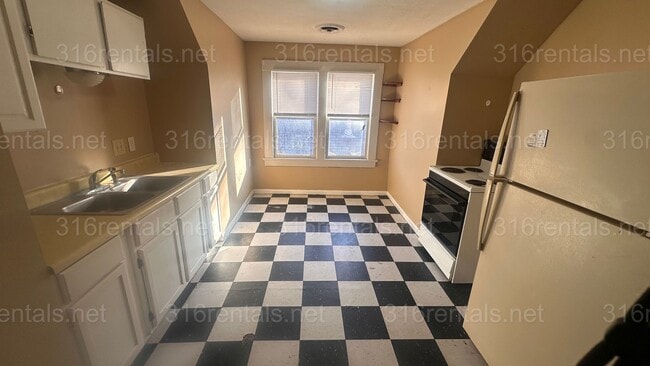 Building Photo - $695 - 2 bed 1 bath - Multi Family Home