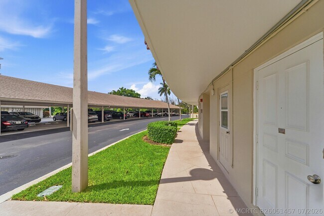 Building Photo - 1427 E Hillsboro Blvd