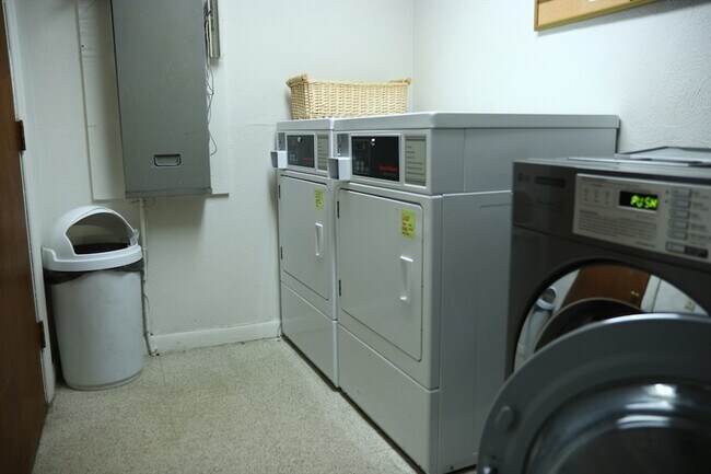 Building Photo - 209 Great Rd