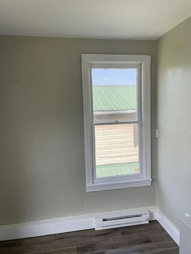 Building Photo - 3-bedroom, 1 full bath Victorian home in Newport, PA