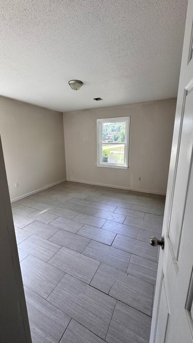 Building Photo - Unit B, 3327 Robin hood Dr