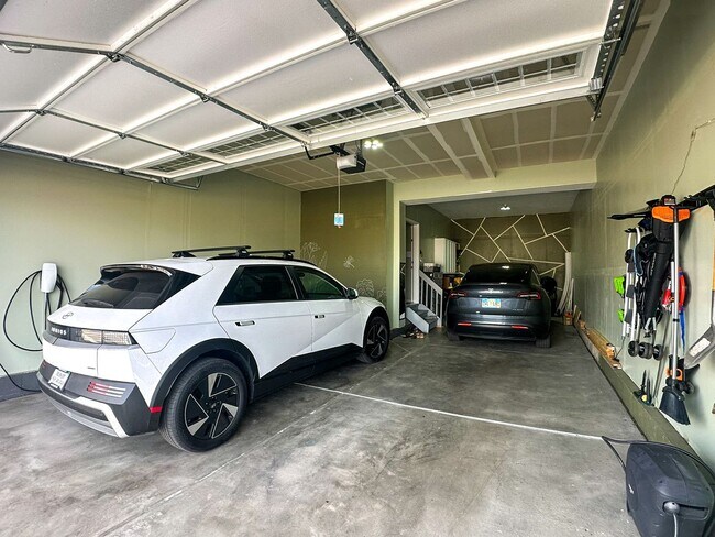 Building Photo - Almost Brand New Meadowlark 4bd 3.5ba home