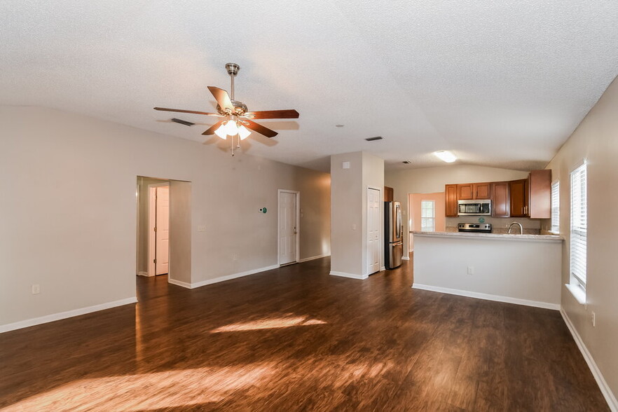 Building Photo - 590 Chancellor Dr W