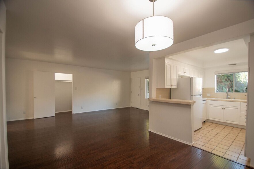 Building Photo - 14706 Dickens St