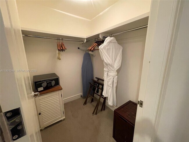 Building Photo - 1435 Brickell Ave