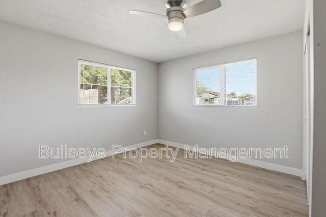 Building Photo - 1102 N 28th Pl