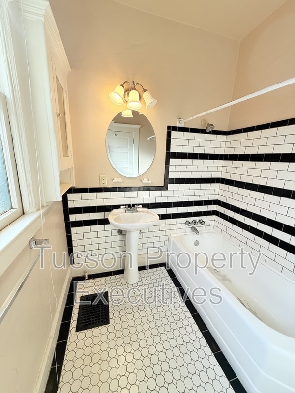 Building Photo - 340 S Scott Ave