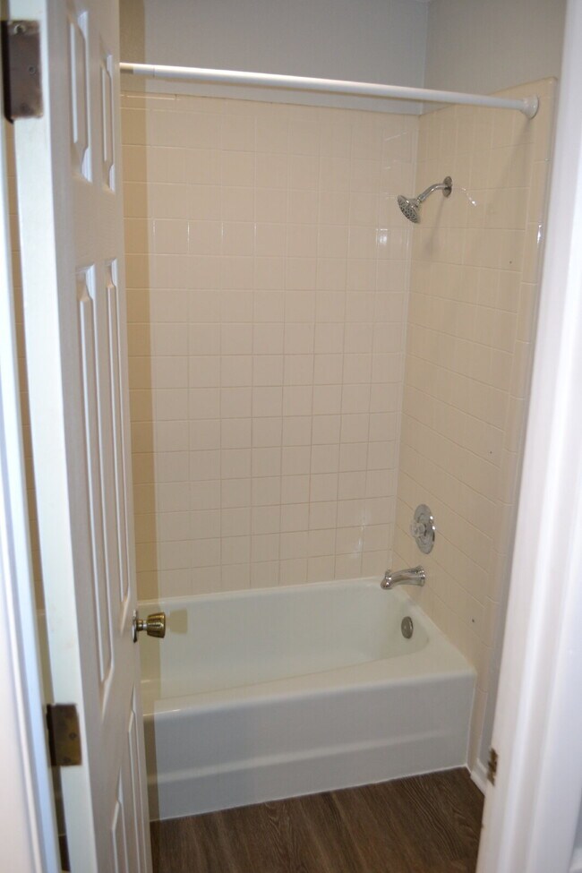 Building Photo - Conveniently Located Beautiful 3/2/2 on Co...