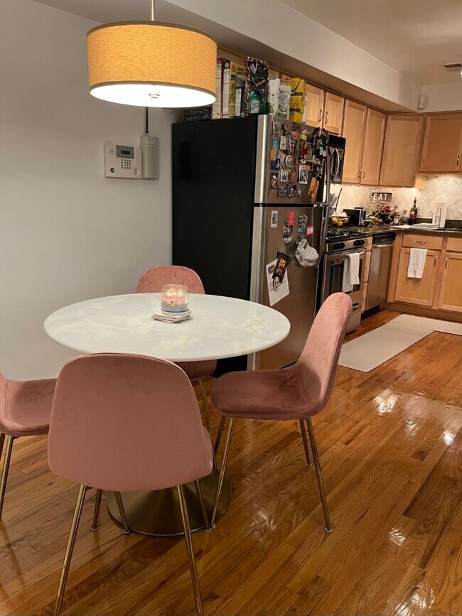 Building Photo - 643 W Barry Ave