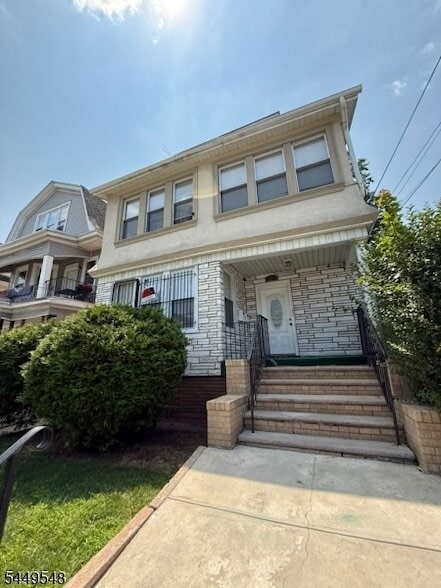 Building Photo - 86 Mapes Ave
