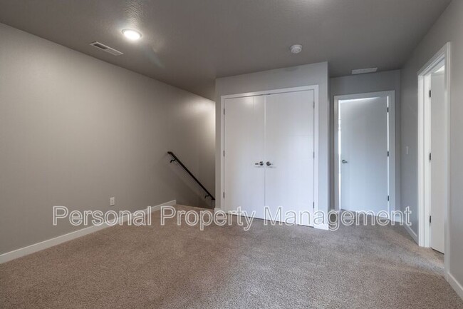 Building Photo - 8715 NE 43rd Pl