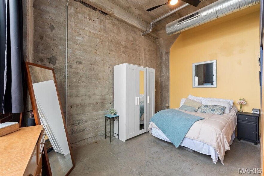 Building Photo - 2323 Locust St