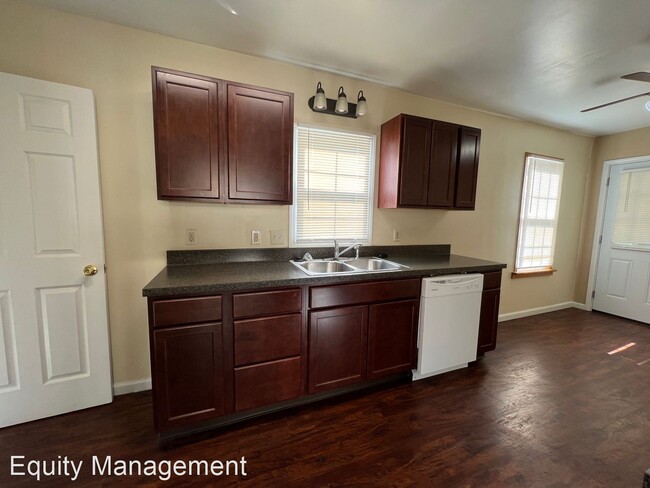 Building Photo - 3 br, 2 bath House - 207 E. Howard St.