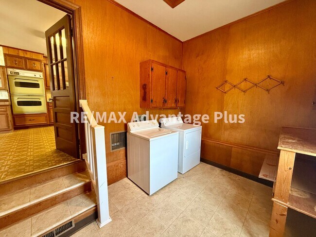 Building Photo - Very Spacious Home with 2 beds/2 baths and a bonus room, close to Charlotte Courthouse