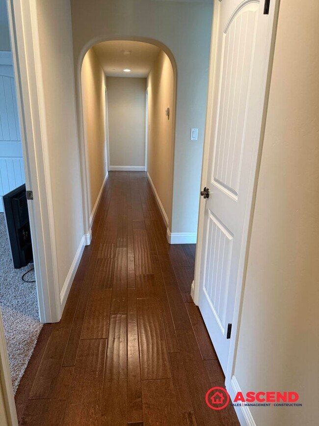 Building Photo - Stunning 4 bedroom + office in Seven Oaks!