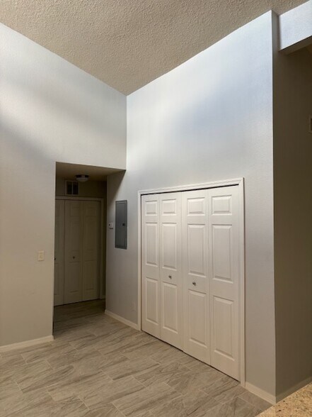 Building Photo - 175 N Pearl Lake Cswy
