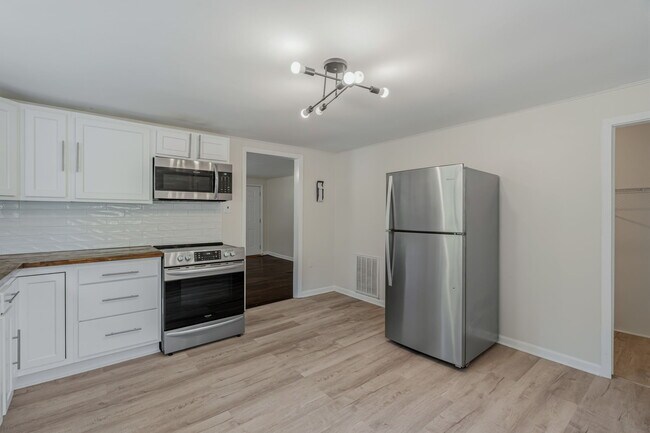Building Photo - 8624 Walnut Springs Ln
