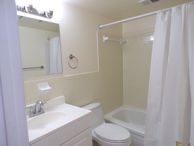 Building Photo - Two Bedroom, Two Bath Condo Located Near T...