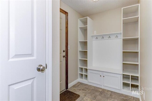 Building Photo - 4 Bedroom 2 Bath with RV Parking 2 Car Gar...