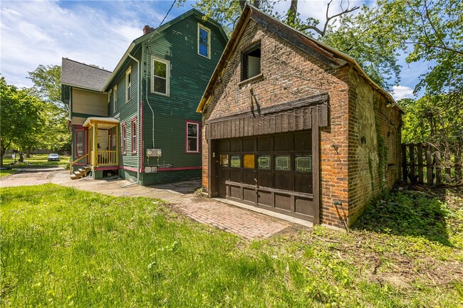 Building Photo - 268 Lyndhurst St