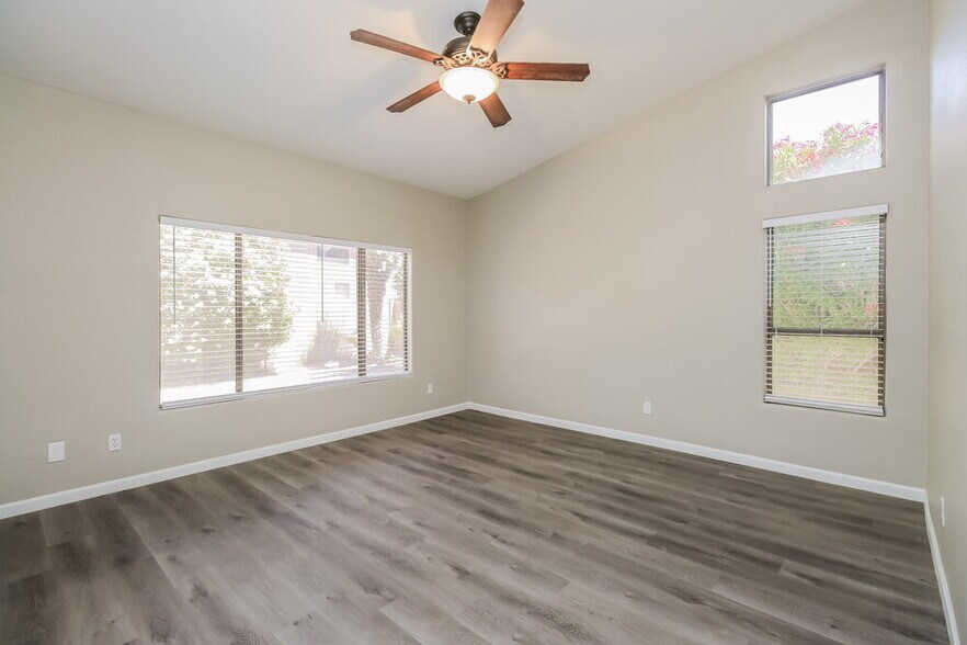 Building Photo - 1542 E Sunrise Way