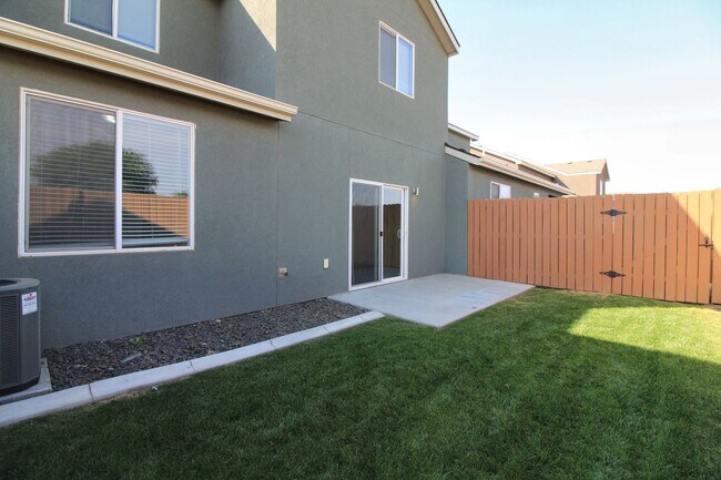 Building Photo - 3 Bedroom, 2.5 Bath + Flex Room Townhome in Kennewick