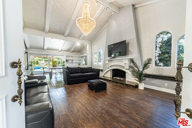 Building Photo - 18022 Lake Encino Dr