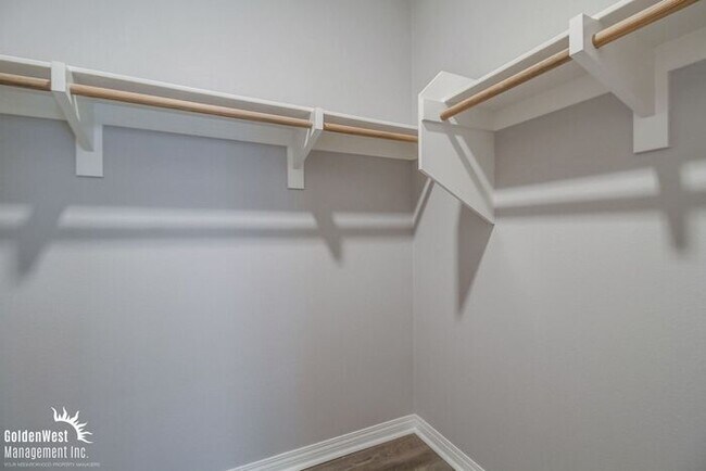 Building Photo - Stunning 3Bdm 2.5Ba Home in the Heart of I...