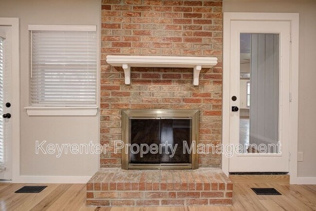 Building Photo - 314 N Lakeside Terrace