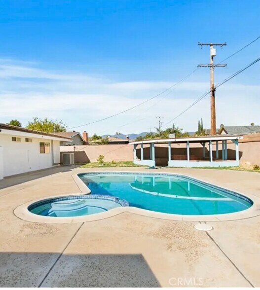 Building Photo - 979 N Gardena Ave