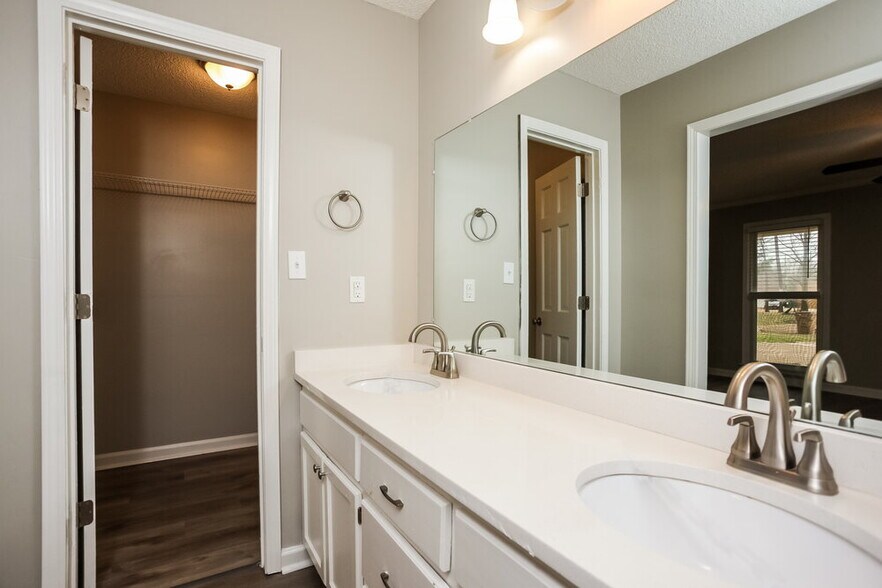 Building Photo - 4466 Dawn Oaks Cove